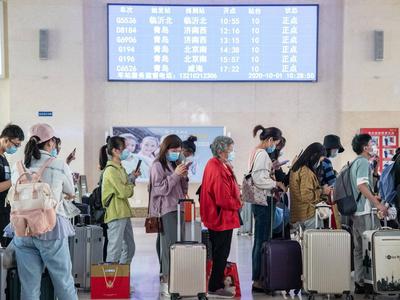 黄金周首日，青岛火车站迎客流高峰
