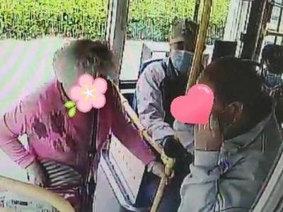 老夫妻乘公交却只有一个口罩，咋办？公交司机伸出援手……