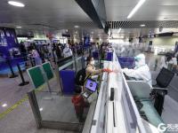 青岛机场边检站：双节查验出入境旅客2500余人次，出入境航班约40架次
