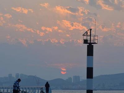 夕阳西下，唐岛湾落日晚霞引人驻足