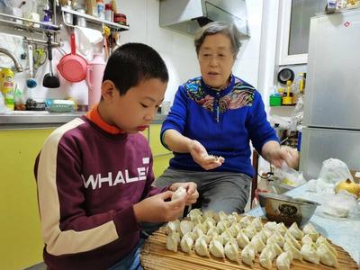 这份重阳“孝心作业”做哭了学生，端茶、捶背中唤起感恩的心