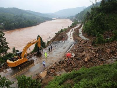 截至当地时间13日23时，越南中部等地暴雨引发灾害已致36人死亡