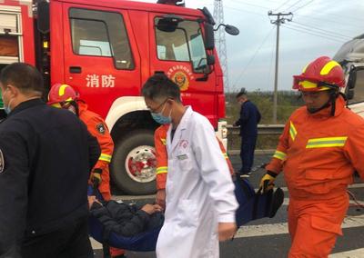 高速上货车追尾3人被困驾驶室，平度消防20分钟救援脱困