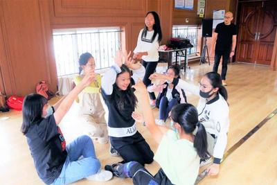 星空下歌唱、名著里编剧、“云”上赛诗，校园“十个一”嗨翻假期
