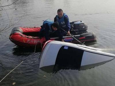 痛心！胶州一轿车拐弯时冲入河中，车辆漂出30米远，经营救但司机不幸溺亡