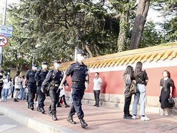 青岛公安做好巡逻防范、提供热情服务：“守护蓝”让“双节”更安心