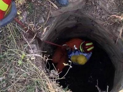 即墨一男童不慎坠落6米枯井，消防救援人员索降下井紧急施救