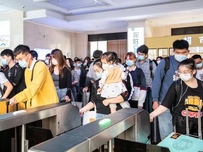 黄金周首日，青岛火车站迎客流高峰