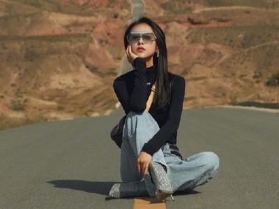 演员贾青在公路中央拍照发微博被交警警告，已删除相关内容并公开道歉