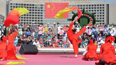 国旗笑脸相映红