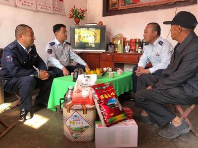 幸福公交情  胶州巴士公司领导看望职工父母、长辈