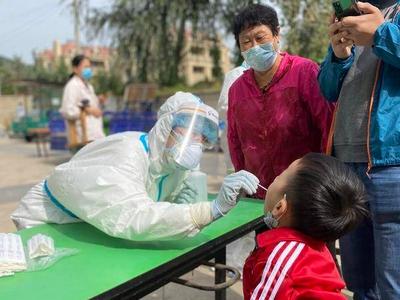 李沧世园街道检测点：热心医生“两头跑”，自愿利用休息时间增援