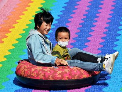 城阳区羊毛沟湿地公园：彩虹滑道嗨翻天