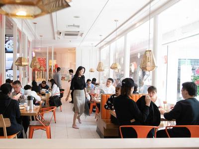 市民开启“逛吃逛吃”模式，饭店客流量大幅回升，青岛餐饮业基本恢复正常