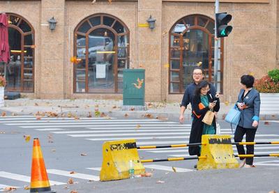 秋风再起，簌簌落叶为青岛增添诗情画意