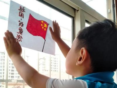 迎国庆也护生态，中小学生高层玻璃绘国旗