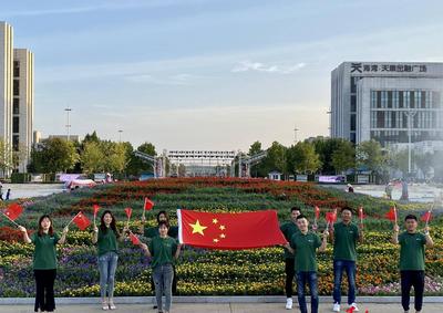 又一处国庆拍照“打卡地”诞生！胶州市民广场国庆花坛受热捧