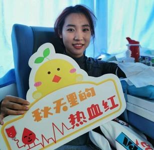 献血车开进青岛科技大学，738名大学生三天献血22.6万余毫升！