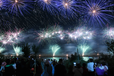 火树银花照四海，青岛上演世界级烟花秀 