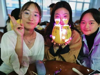像石榴一样千房环抱却包于同膜，青岛理工大学商学院举办少数民族学生联欢会