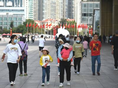 赏美景，玩帆船，青岛奥帆中心游客如织