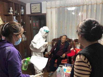 市南各街道流动小队上门为行动不便人士检测