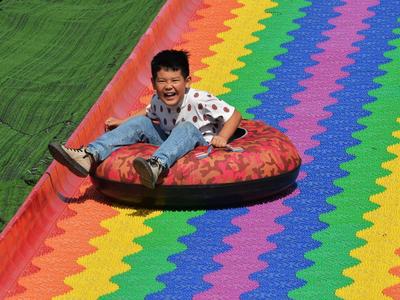 城阳区羊毛沟湿地公园：彩虹滑道嗨翻天