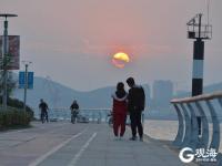 夕阳西下，唐岛湾落日晚霞引人驻足