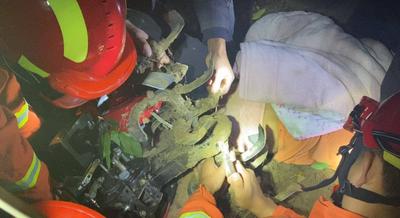 耕地机“咬”住农妇腿，平度消防10分钟拆卸救人