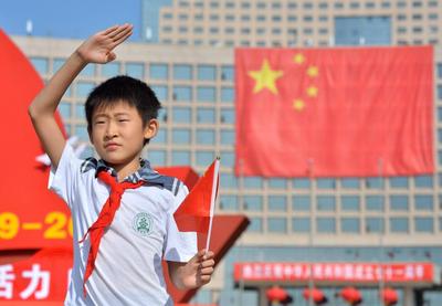 国旗笑脸相映红！五星红旗在青岛处处飘扬