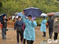 青岛全员检测第3日：雨中，这些人在坚守