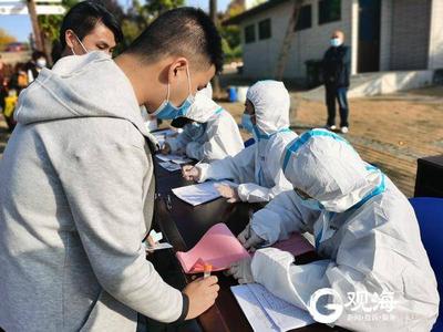 李沧区世园街道：提供座椅和免费矿泉水，居民舒心做检测