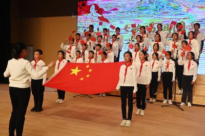 红歌吟唱难忘的岁月