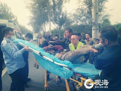 惊险！拖拉机爆胎翻沟里，压住驾驶员无法动弹，幸好路人听到微弱求救声……