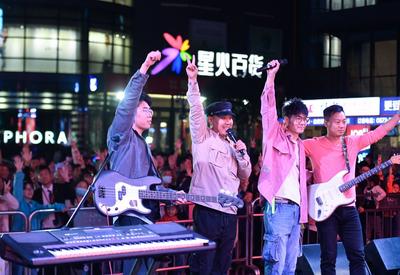 浙江湖州：城市广场，歌声飞扬