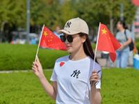 国旗笑脸相映红