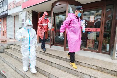 实拍医生入户核酸检查！1小时采集24份只为让他们不排队…