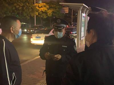 记者探访：还有一周就要退休，青岛这位民警选择夜巡核酸检测点