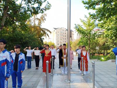 身着民族服装，手举五星红旗！青岛新疆班学生举行国庆升旗仪式