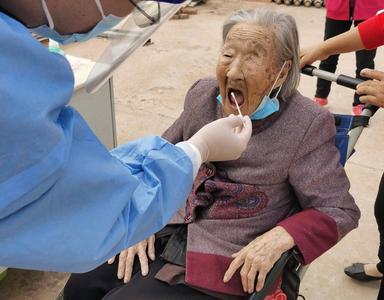 带头做表率！胶州105岁老人响应号召带头检测
