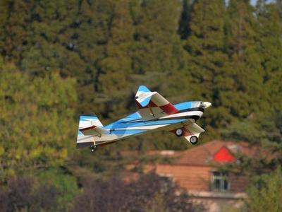 鹰击蓝天放飞梦想，汇泉广场上市民玩转航模