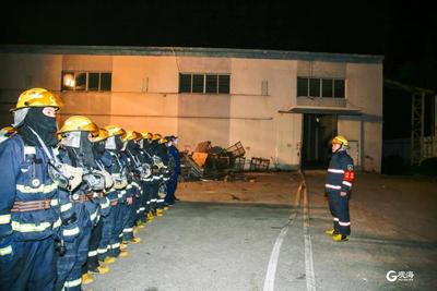 厂房起火、工人被困……平度消防开展夜间无预案灭火实战演练