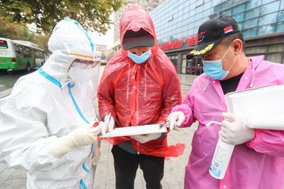 实拍医生入户核酸检查！1小时采集24份只为让他们不排队…