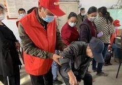 你护我安全，我向您致敬！平度核酸检测现场小学生向医护人员行队礼
