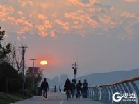 夕阳西下，唐岛湾落日晚霞引人驻足
