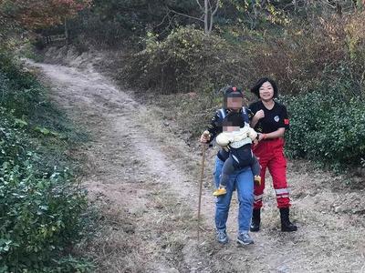 跟着导航走犯“迷糊”，娘仨儿登浮山迷了路，幸好有……