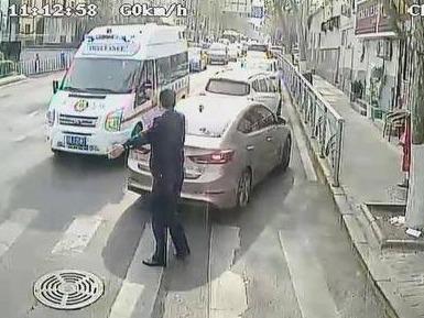 青岛街头感人一幕：救护车被堵，他下车疏导让出“生命通道”