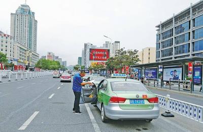 西海岸开展农村公路改造、服务运输企业、出租车行业三大专项整治