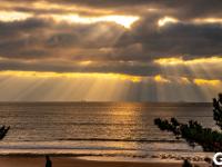 有种穿云而过的光，给青岛前海加上了特效