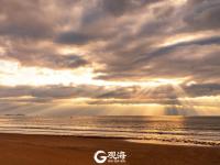 有种穿云而过的光，给青岛前海加上了特效